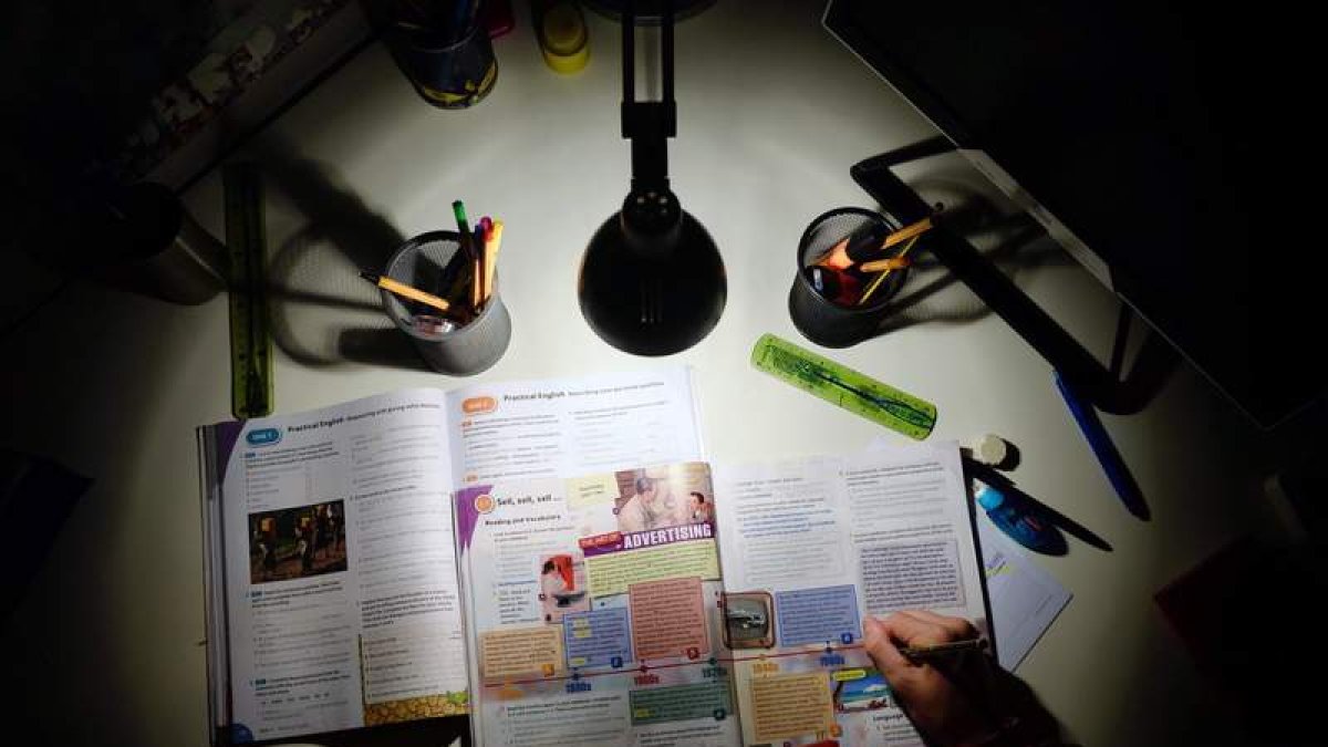 Imagen de un alumno estudiando antes de las vacaciones de Semana Santa. NACHO GALLEGO