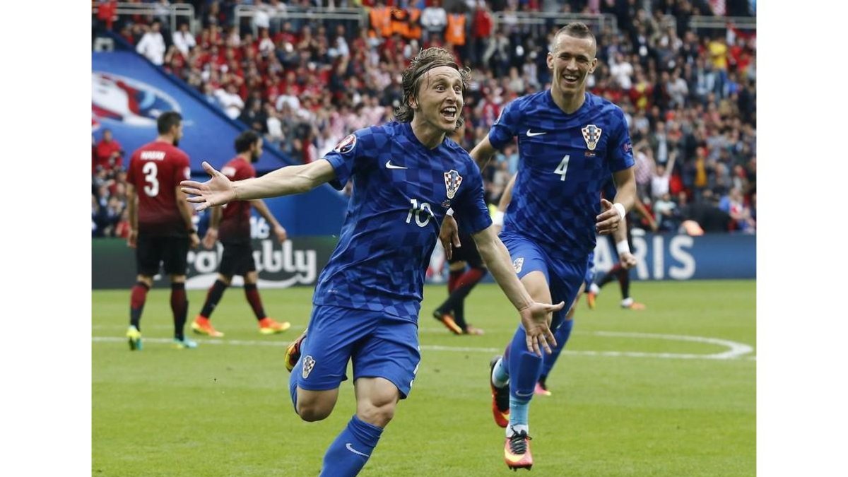 Luka Modric celebra junto a su compañero Ivan Perisic, del Inter, un gol con Croacia en la Eurocopa 2016.