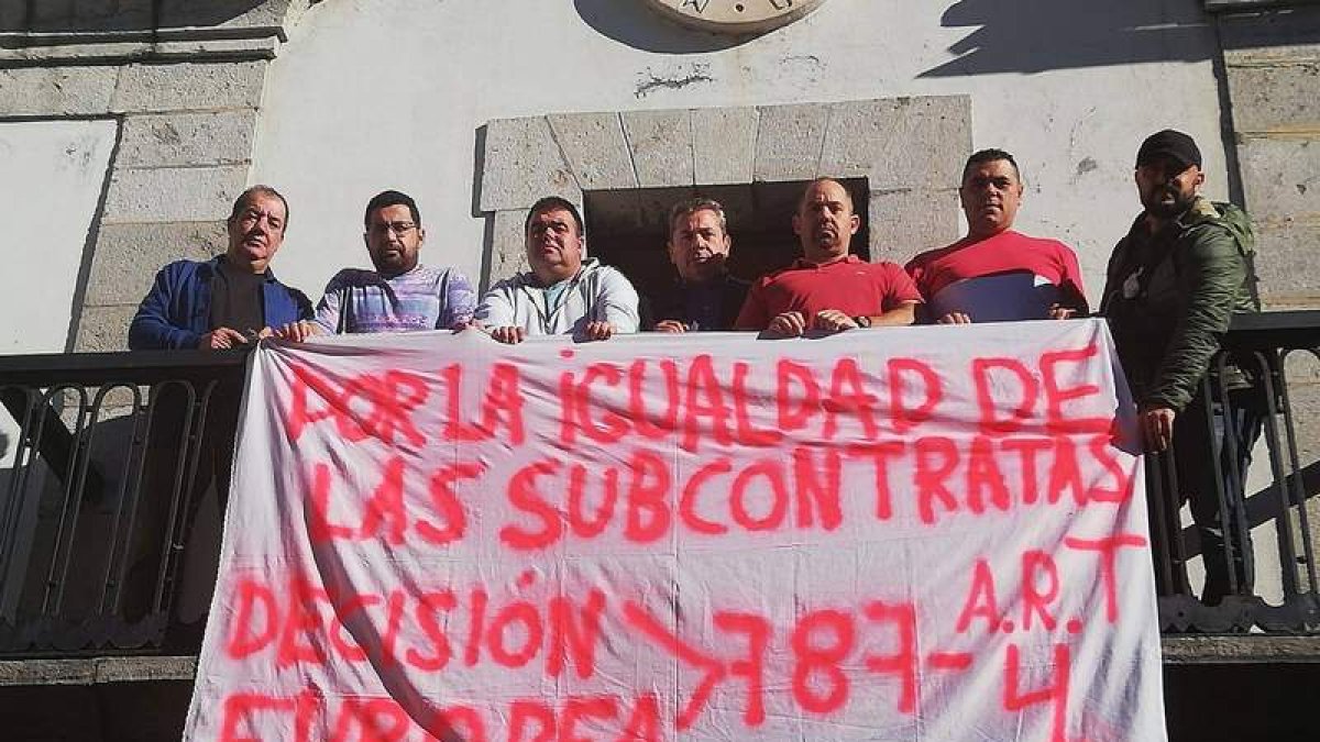 Los trabajadores encerrados en el Ayuntamiento de La Pola de Gordón exigen respuesta al Gobierno. DL