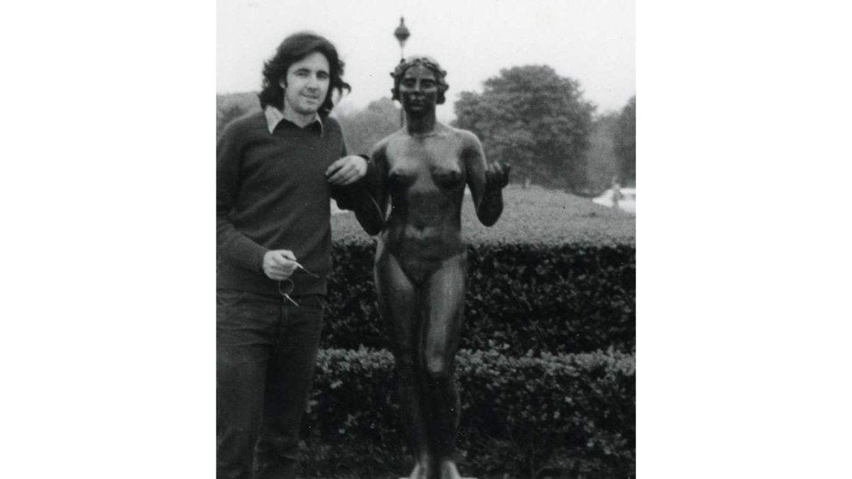 Célso Gavela en París, en 1974. ARCHIVO PERSONAL DE CÉSAR GAVELA