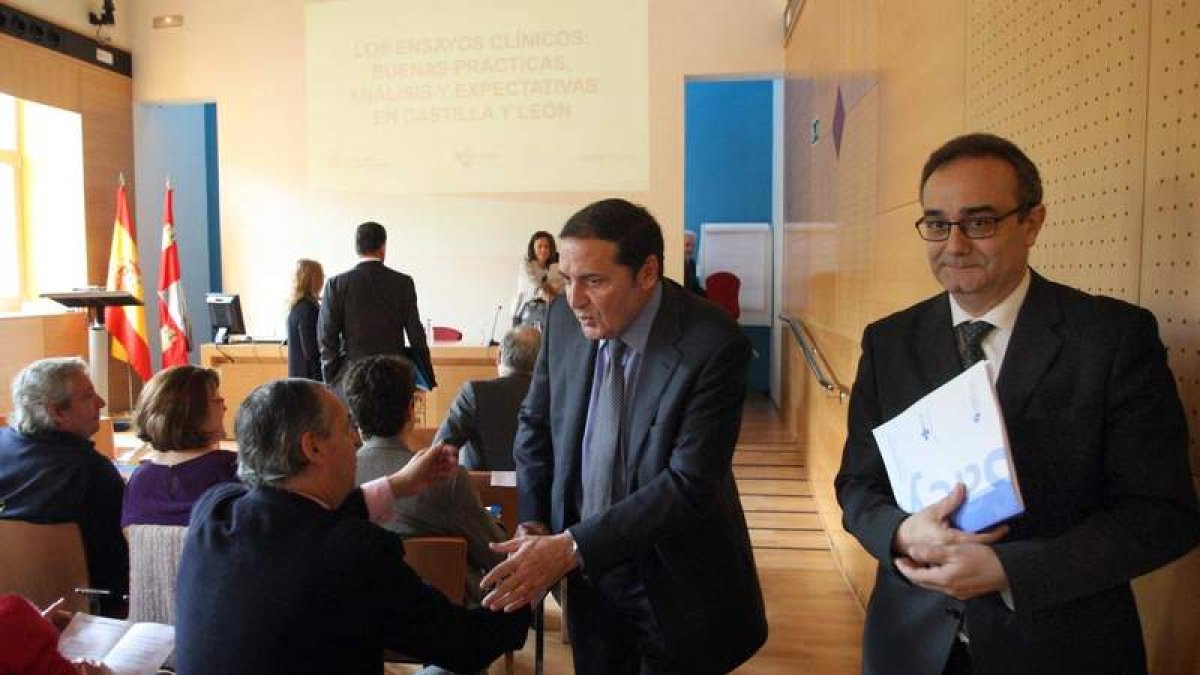 Sáez inauguró la Jornada de Buenas Prácticas en Ensayos Clínicos con Rafael Sánchez.