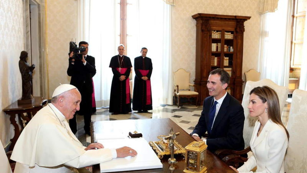 El papa Francisco conversa con el rey Felipe VI y la reina Letizia en el Vaticano.
