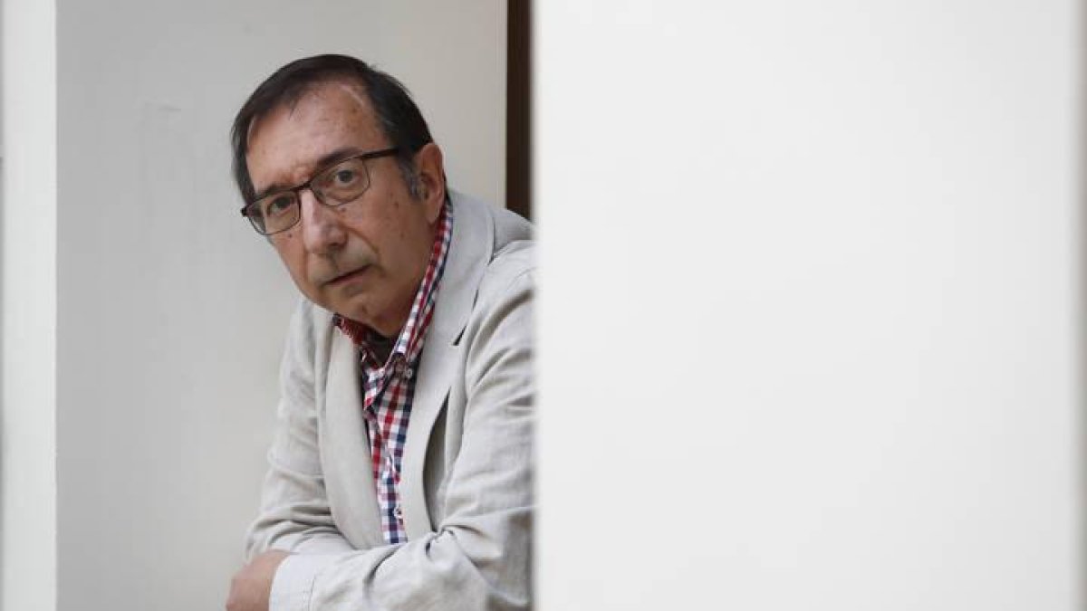 El escritor Tomás Sánchez Santiago.