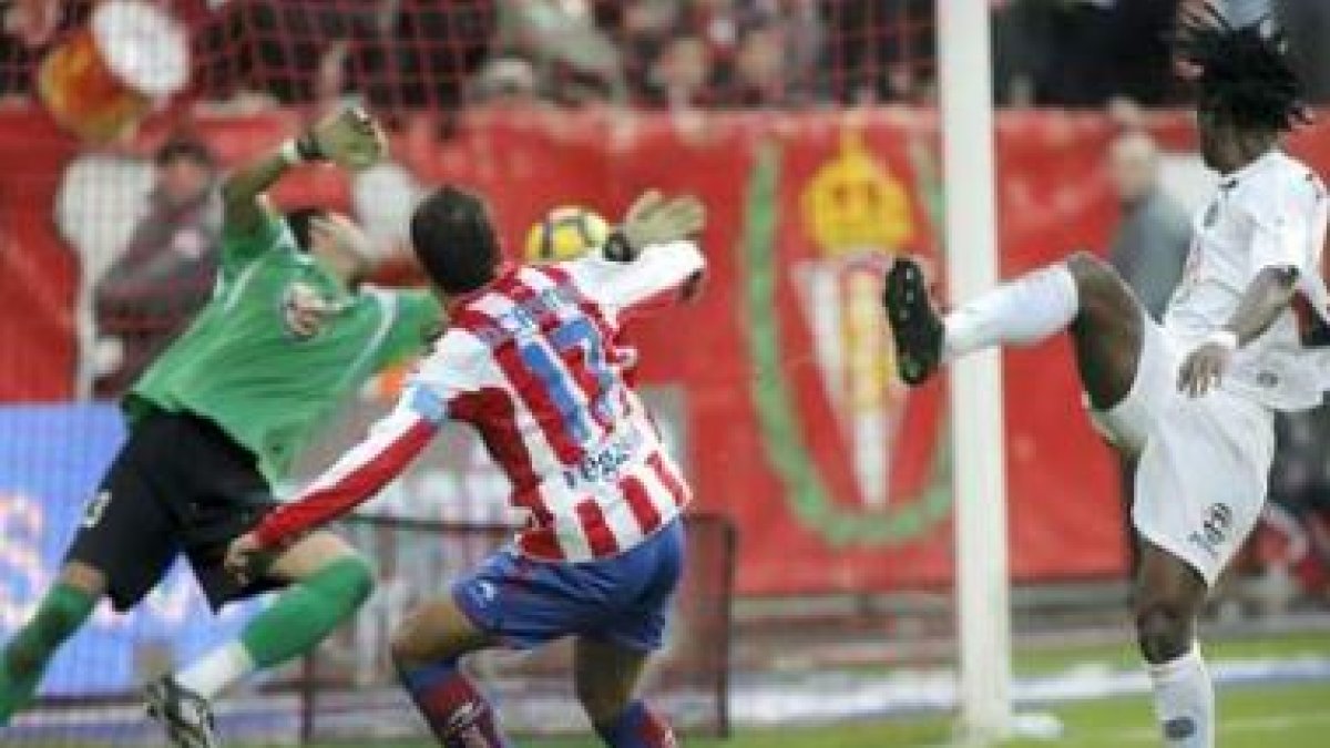 Diego Castro marca el gol del Sporting.