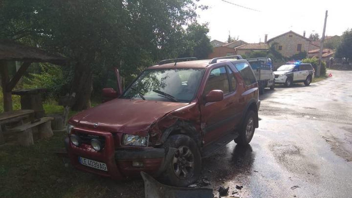 Uno de los vehículos implicados en el accidente en La Acisa de las Arrimadas. CAMPOS