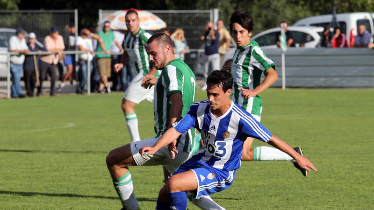 Iosu Ozkoidi jugó la primera parte en la banda izquierda de la Deportiva y dejó buenas sensaciones en sus movimientos tanto con balón como sin él.