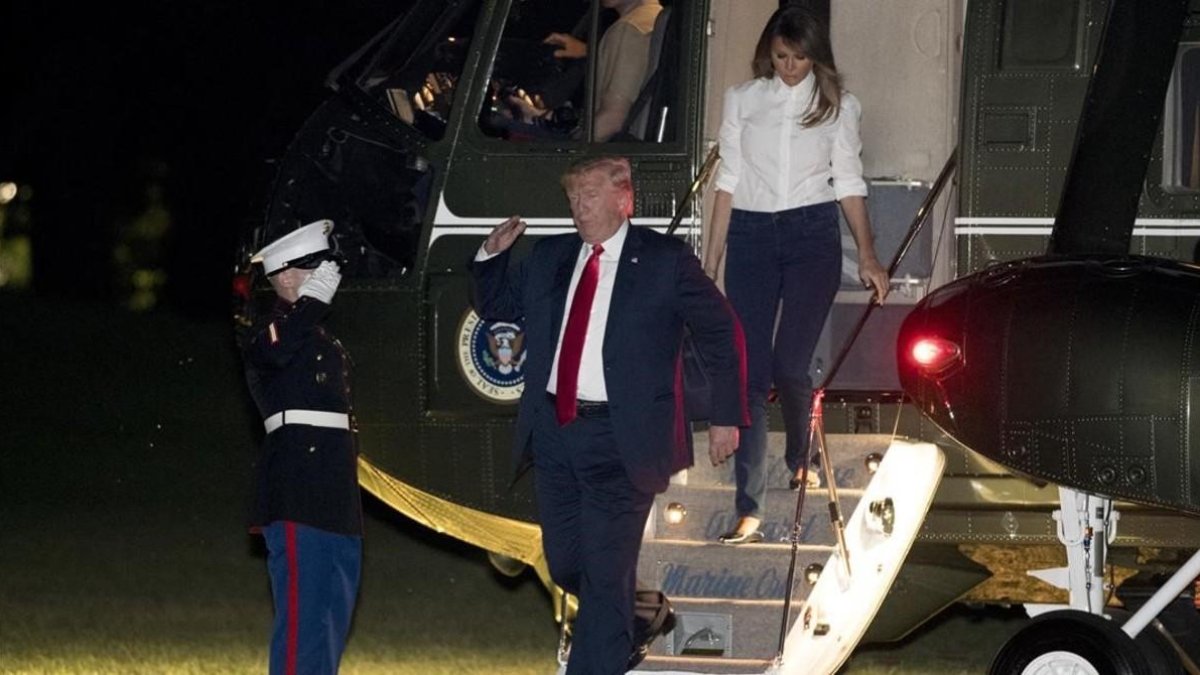 Trump y su esposa Melania llegan a la Casa Blanca en el helicóptero que les trajo de la base Andrews.