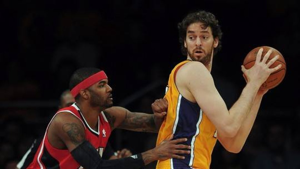 Gasol, en acción ante Josh Smith.