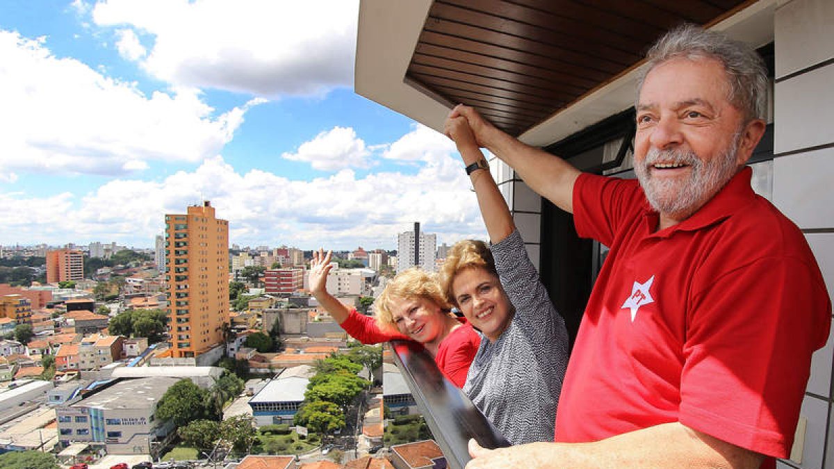 Lula da Silva, la presidenta brasileña Dilma Rousseff, y la esposa del ex mandatario, Marisa. EFE