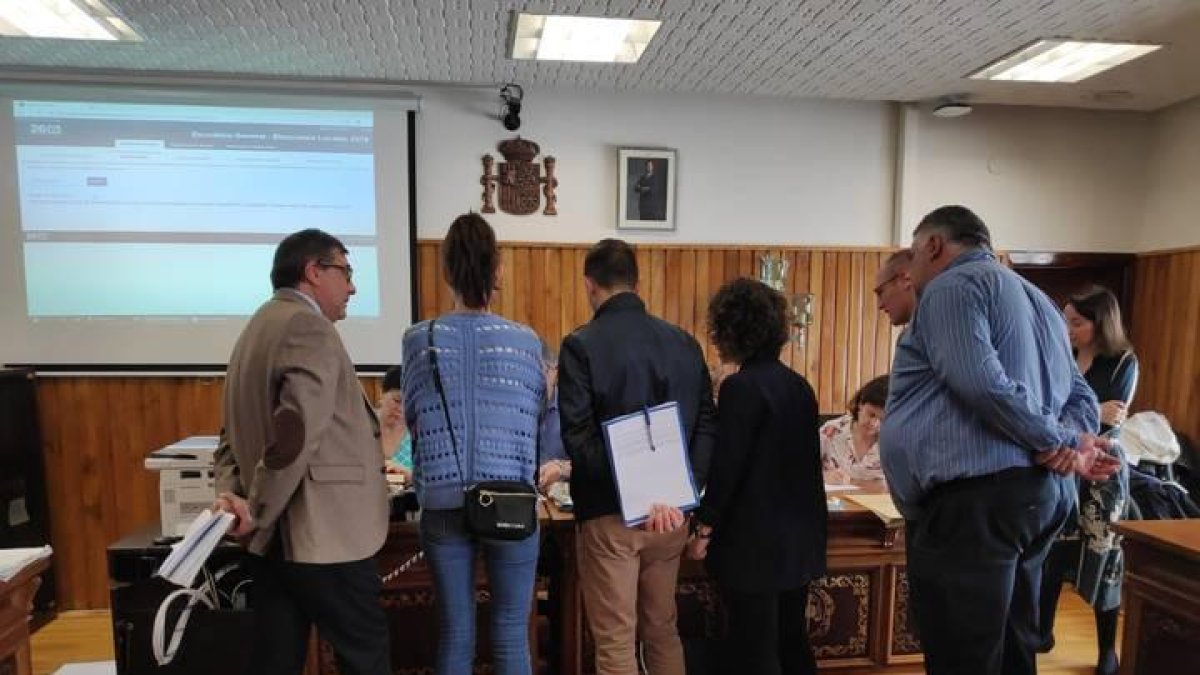 Recuento de votos en la Junta Electoral de Astorga.