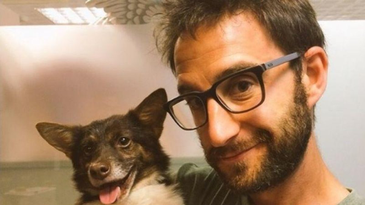 El actor Dani Rovira utiliza Twitter e Instagram para promocionar y defender la adopción de perros.