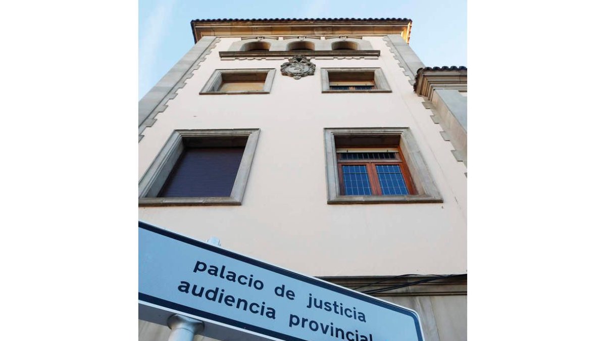 Vista exterior de la Audiencia Provincial, en León. RAMIRO