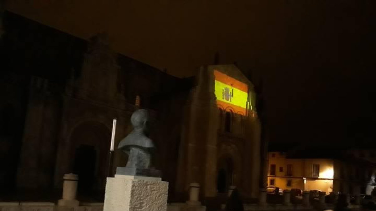 La basílica de San Isidoro iluminada con la bandera de España