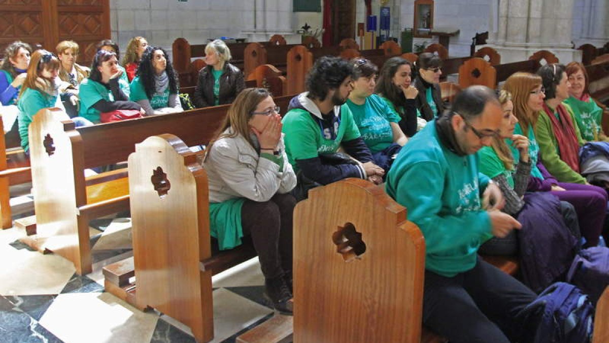 Profesores interinos encerrados en la catedral de La Almudena.