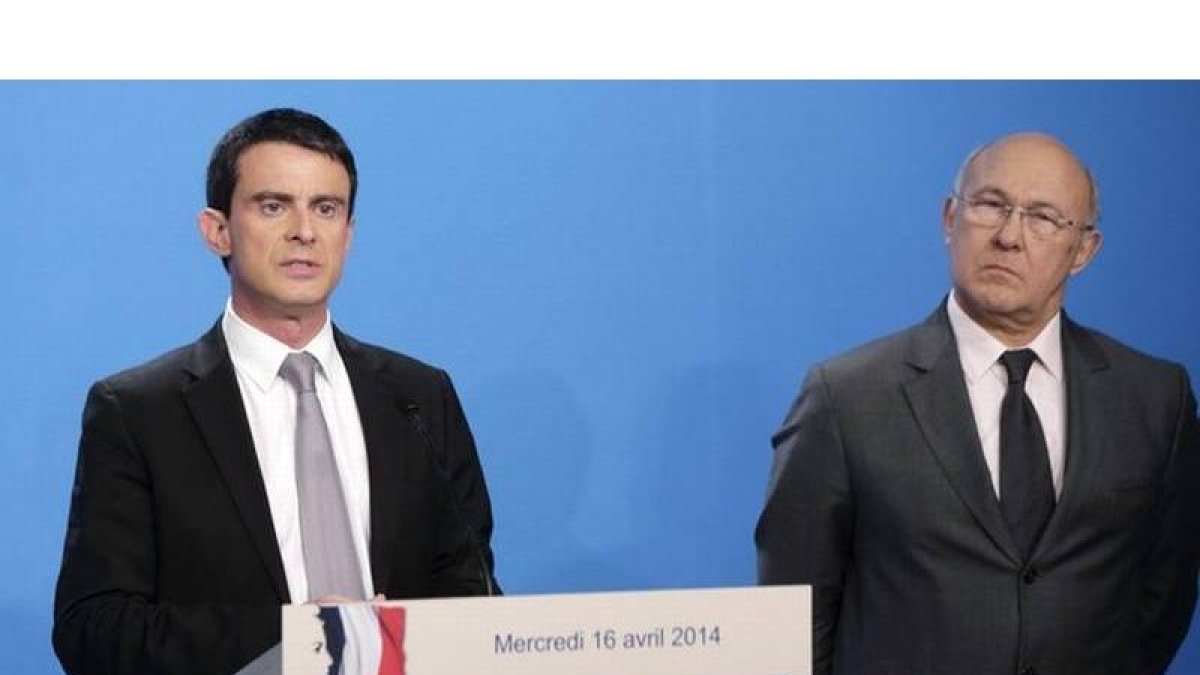 El primer ministro Manuel Valls, junto al ministro de Finanzas, Michel Sapin (derecha), este miércoles tras el Consejo de Ministros, en el Elíseo.