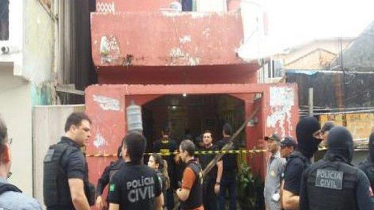 La polícia asegura el lugar de un ataque armado en Brasil.