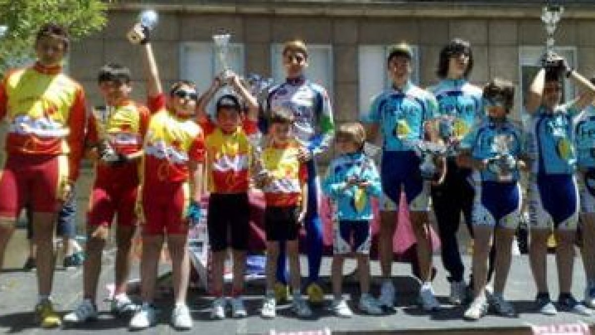 Los ciclistas leoneses coparon el podio del Trofeo Caja España disputado en el Paseo de la Condesa.
