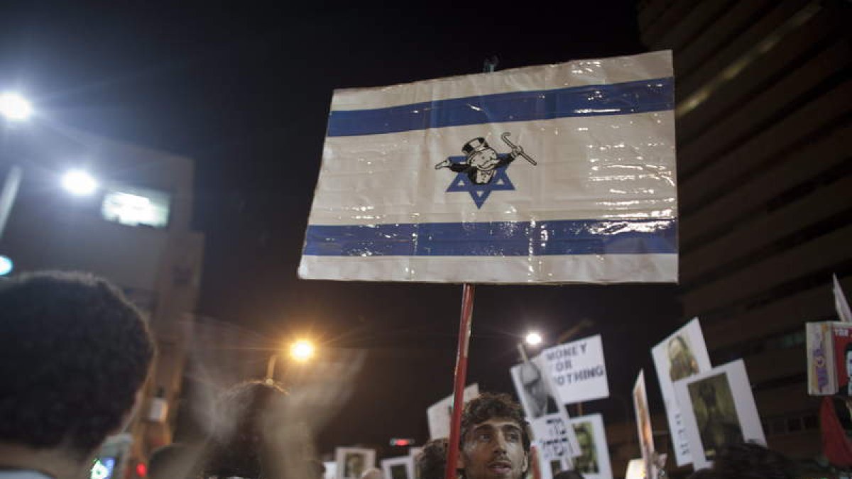 Miles de ‘indignados’ se manifiestan pidiendo cambios sociales en Tel Aviv.