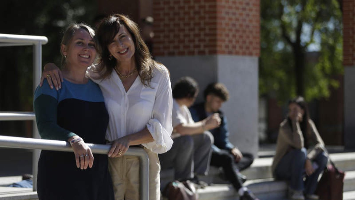 Zaida Ortega e Hilde Pérez en el campus de Vegazana esta semana. FERNANDO OTERO