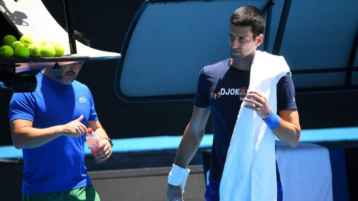 Djokovic se entrenó ayer en las pistas del Abierto de Australia. ROSS