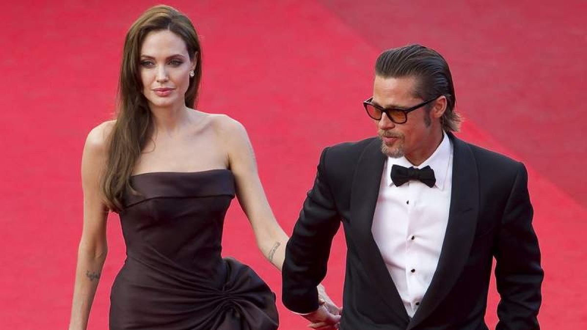 La pareja de Hollywood Angelina Jolie y Brad Pitt, cuyo divorcio se conoció públicamente ayer. IAN LANGSDON
