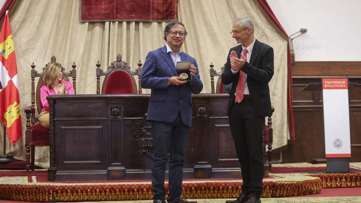 Gustavo Petro recibe la medalla de la Universidad de Salamanca, ayer. JMGARCÍA