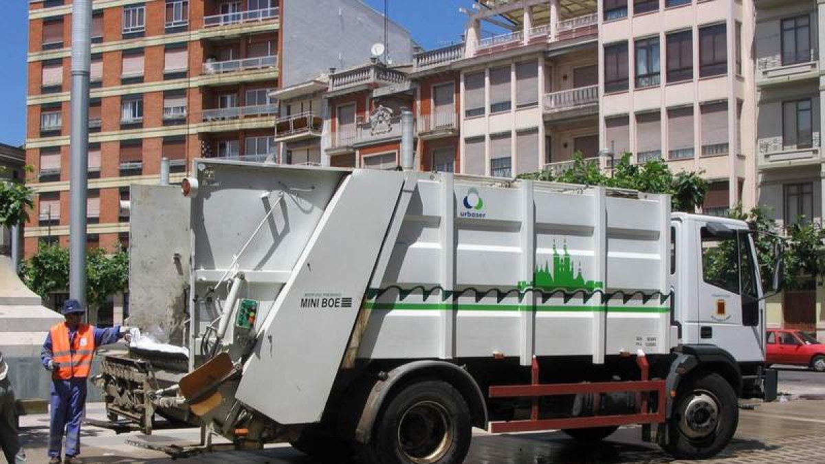 Foto de archivo de un camión de Urbaser recogiendo la basura en la plaza Santocildes. MAITE ALMANZA