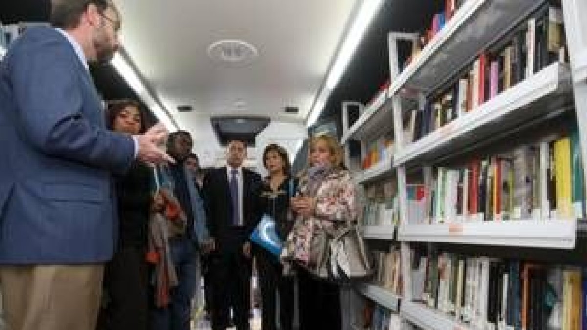 Isabel Carrasco presentó ayer el servicio de bibliobús a doce bibliotecarios iberoamericano