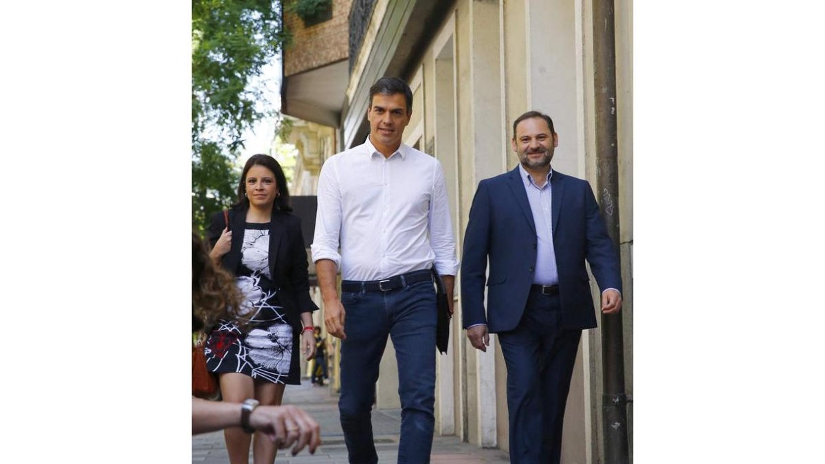 Adriana Lastra, Pedro Sánchez y José Luis Ábalos llegan a la sede del PSOE en Ferraz. J. P. GANDUL