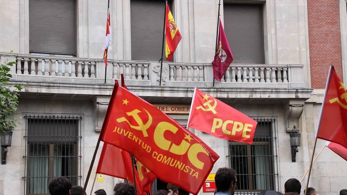 Los trabajadores de la Vasco inician acciones de protesta frente a la Subdelegación del Gobierno.