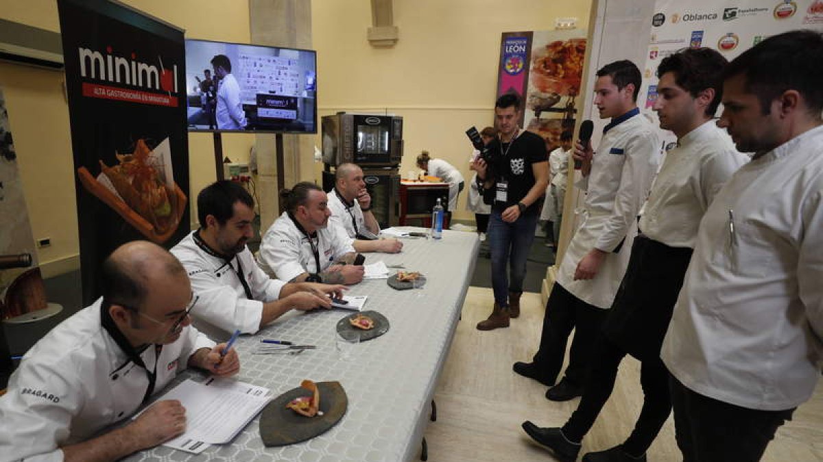 Los miembros del jurado, probando una de las tapas presentadas por los alumnos leoneses. RAMIRO