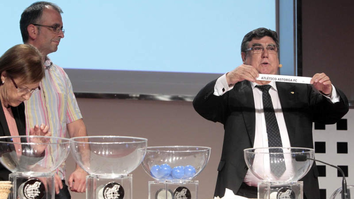 Jorge Javier Pérez, secretario general de la RFEF, muestra la papeleta del Atlético Astorga que le emparejó con el Mensajero.