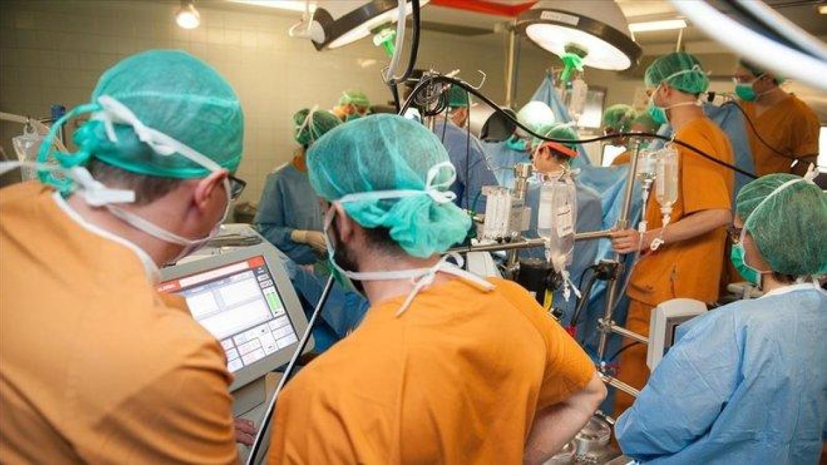 Implantación de un corazón artificial en el Hospital de Bellvitge.