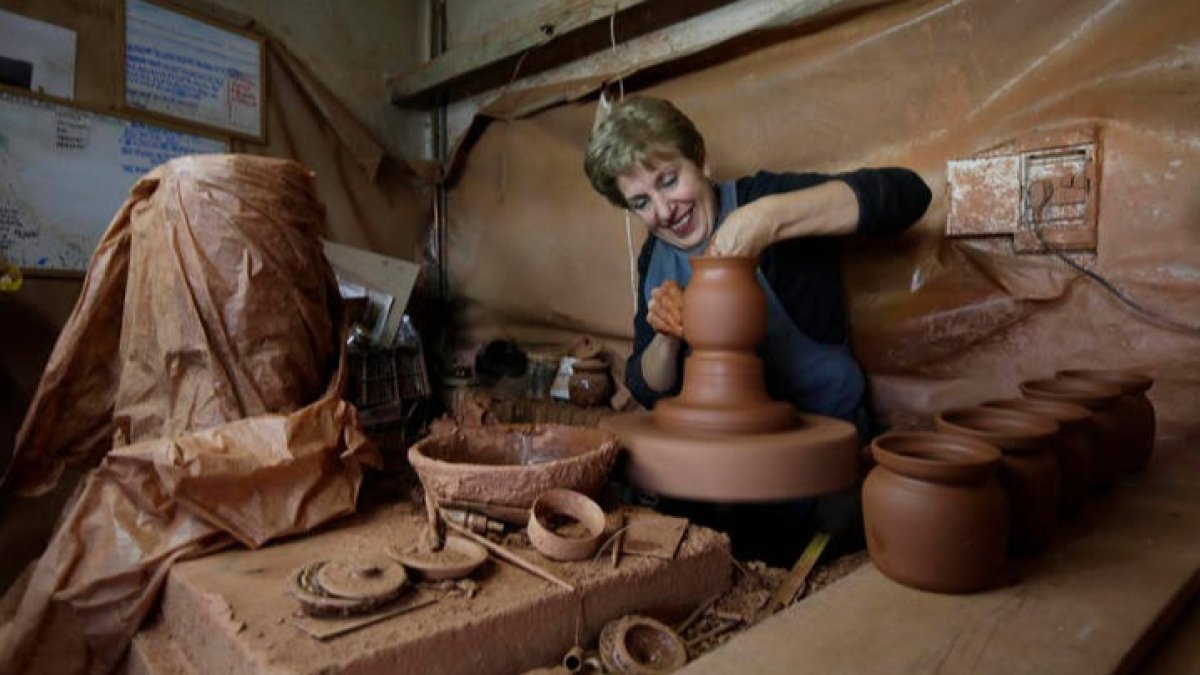 María Teresa García Celada, en el torno de su taller en Jiménez de Jamuz.  FERNANDO OTERO