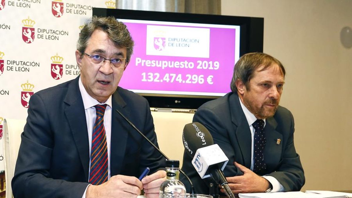  El presidente de la Diputación de León, Juan Martínez Majo, presenta los presupuestos de la institución provincial para 2019. Junto a él, el diputado de Hacienda, Lupicinio Rodrigo.