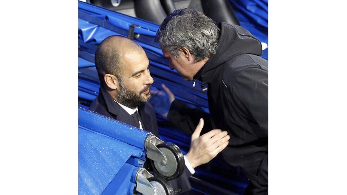 Mourinho saluda a Guardiola a la salida del túnel de vestuarios.