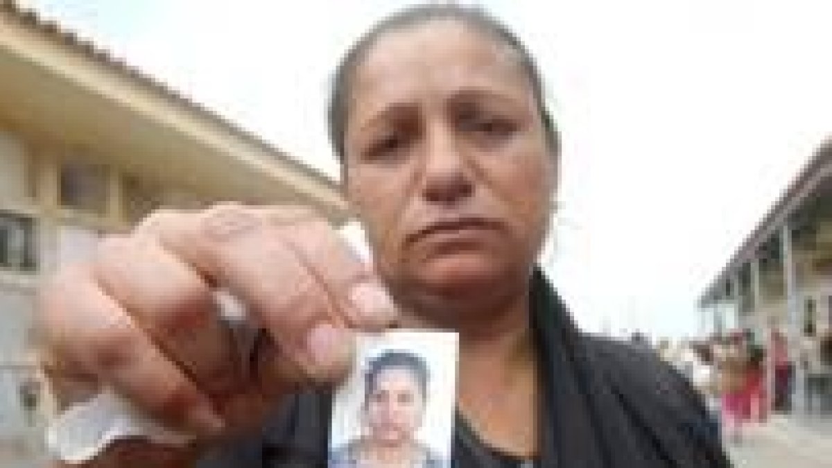 Marcela Moreno, madre de la asesinada, muestra una foto de su hija