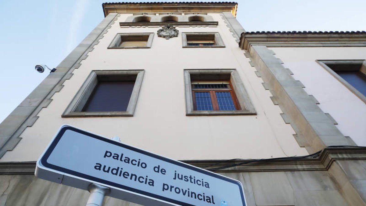 Fachada de la Audiencia Provincial de León, desde donde se emitió fallo judicial definitivo sobre este caso que afecta a un berciano. RAMIRO
