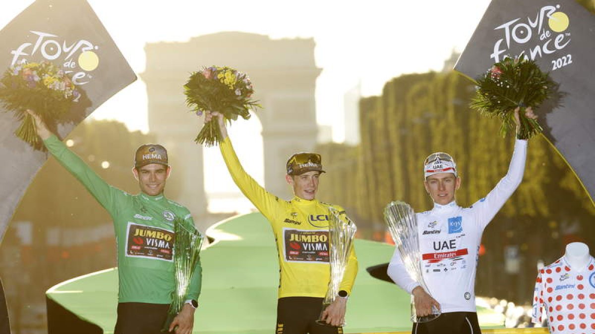 Jonas Vingegaard, con el maillot amarillo de campeón, junto a Van Aert y Pogacar. GARNIER ETIENNE