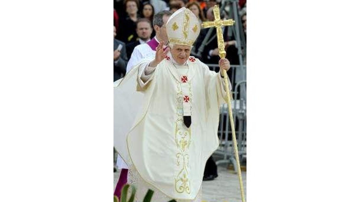 El Papa saluda a los fieles en su visita a Malta.