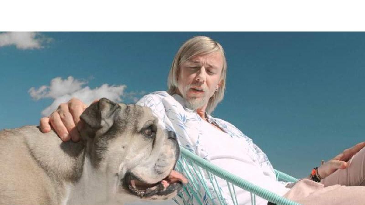 El perro leonés Coco, un bulldog inglés, junto al conocido futbolista Guti en uno de los últimos anuncios de la Quiniela.