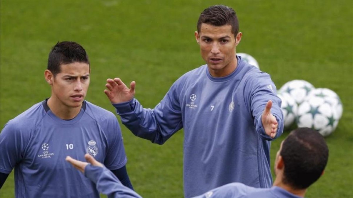 Cristiano Ronaldo, James y Pepe durante el entrenamiento de este lunes en la ciudad deportiva del Madrid.