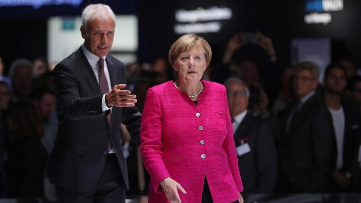 Merkel (derecha) y Matthias Mueller, presidente de Volkswagen, en el Salón Internacional del Automóvil de Fráncfort, el 14 de septiembre.