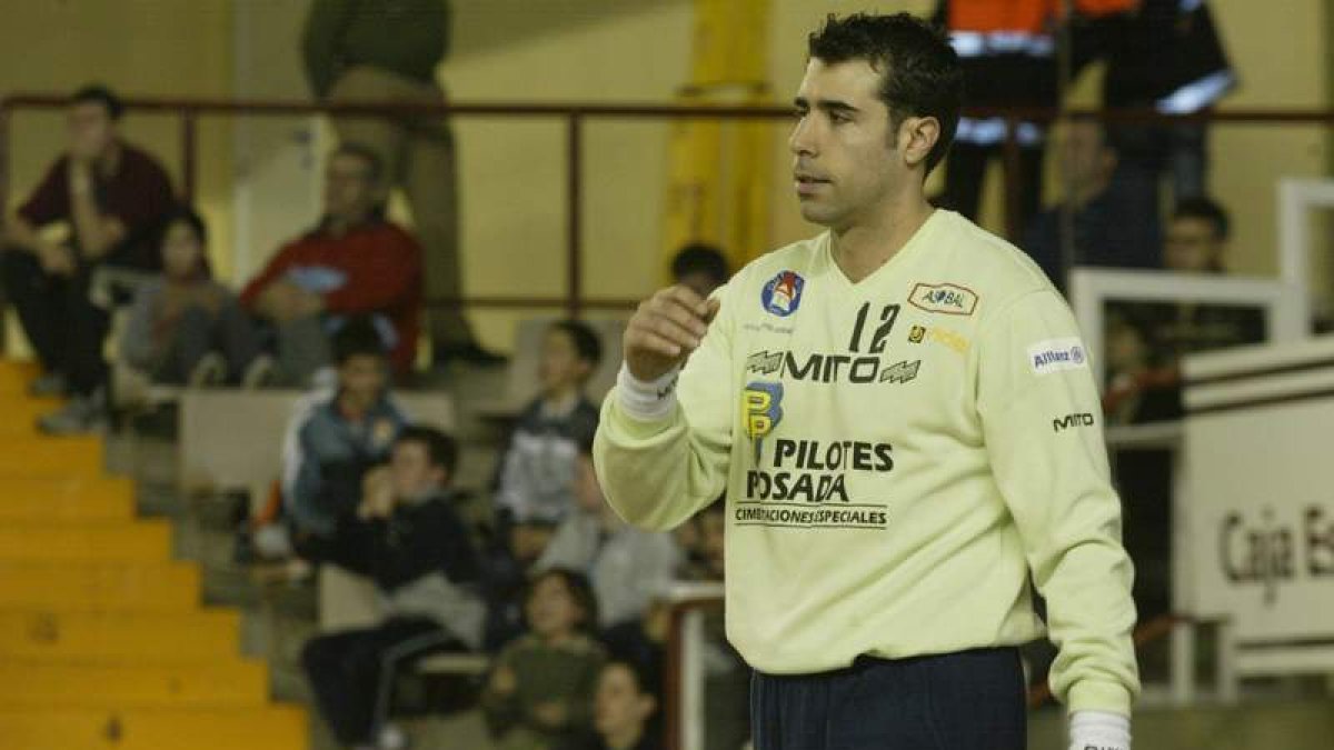 Rogelio Llamazares durante su época como portero del Pilotes gallego.