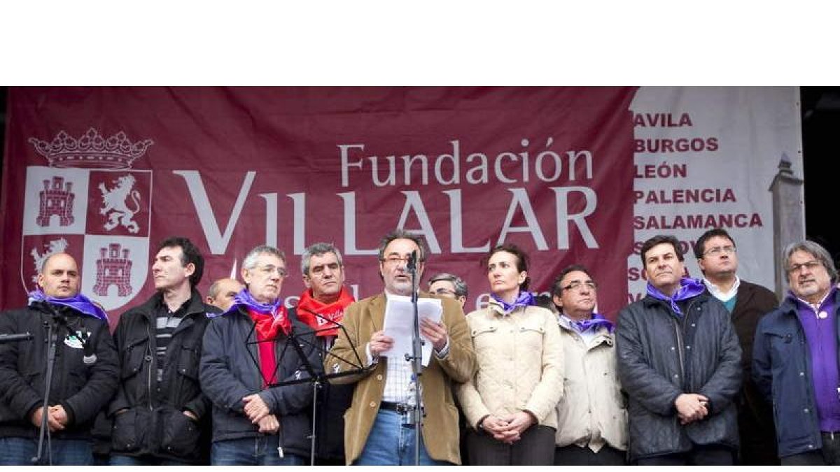 El periodista Luis Miguel de Dios lee el Manifiesto en compañía de todos los representantes políticos y sociales.