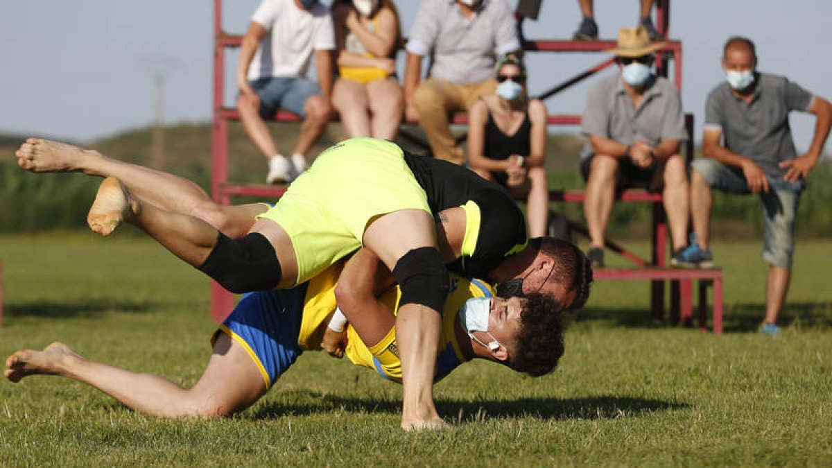 Adrián Fierro y Moisés Vega, durante uno de los corros disputados ayer en Quintana de Rueda. FERNANDO OTERO