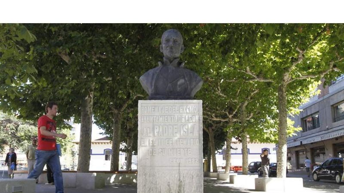 Busto del Padre Isla ubicado en la calle que lleva su nombre en León, junto a la estación de Feve.