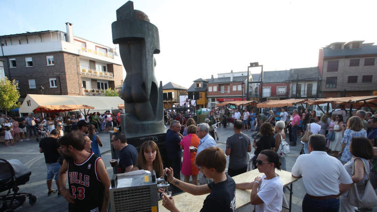 El entorno del Ayuntamiento acogió el sábado la Fiesta de la Cerveza de Camponaraya, un buena excusa para el reencuentro y la charla a la caída de la tarde, con la sombra. LDM