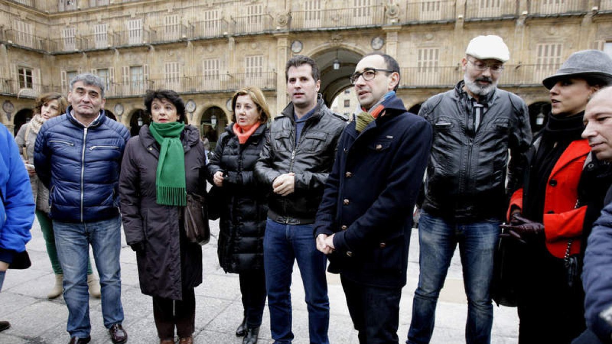 Tudanca, ayer, rodeado de dirigentes del PSOE en su visita a Salamanca.