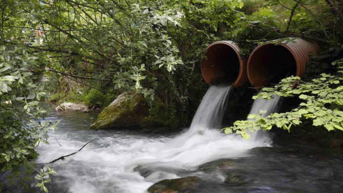 El travase de agua de León llega hasta el Huerna, en Campomanes. JESÚS F. SALVADORES